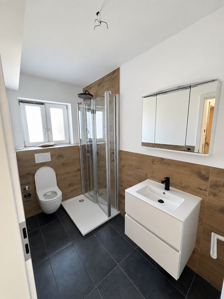 Erstbezug nach Renovierung: Moderne 2-Zimmer-Wohnung mit Balkon & Einbauküche